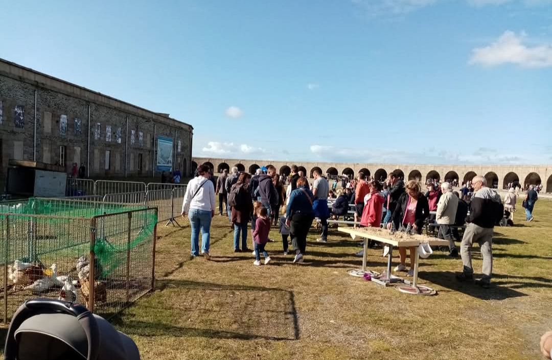 Visiteurs rassemblés dans la cour du fort lors des Journées du patrimoine
