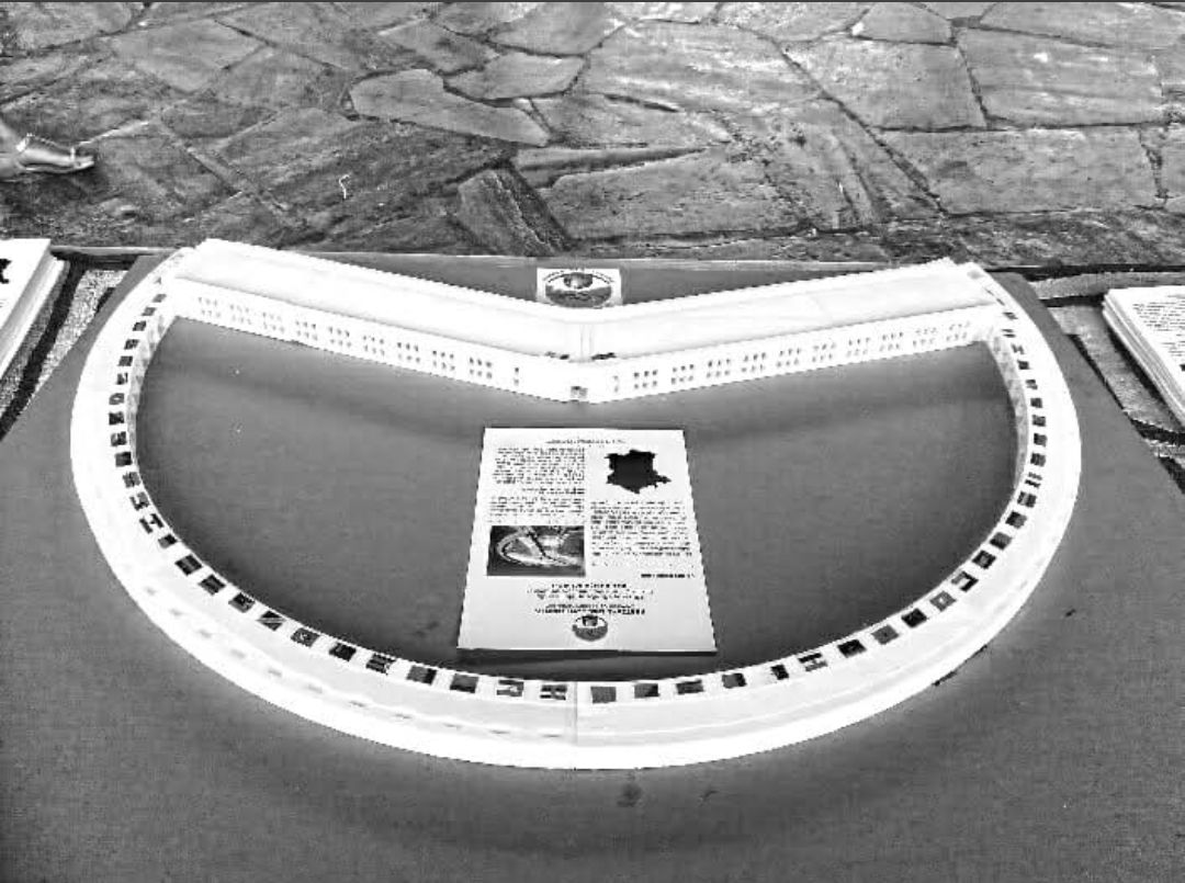 Maquette du fort présentant le plan en demi-cercle de la batterie