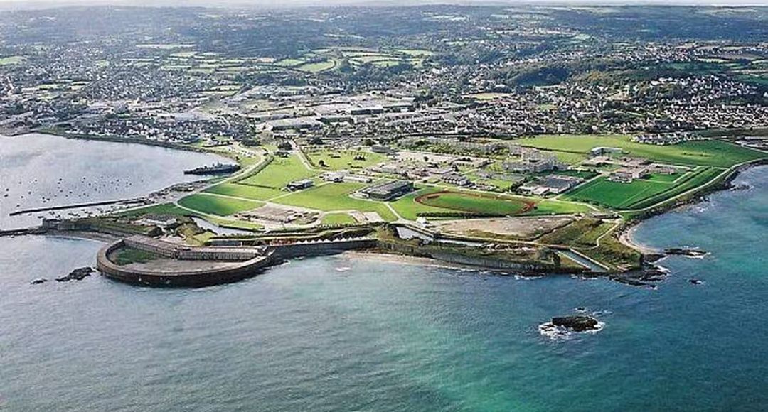 Vue aérienne du fort de Querqueville et de la pointe, avec l'agglomération de Cherbourg à l'arrière-plan
