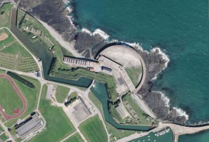 Vue verticale du fort montrant l'hémicycle, les fossés en eau et les casernements